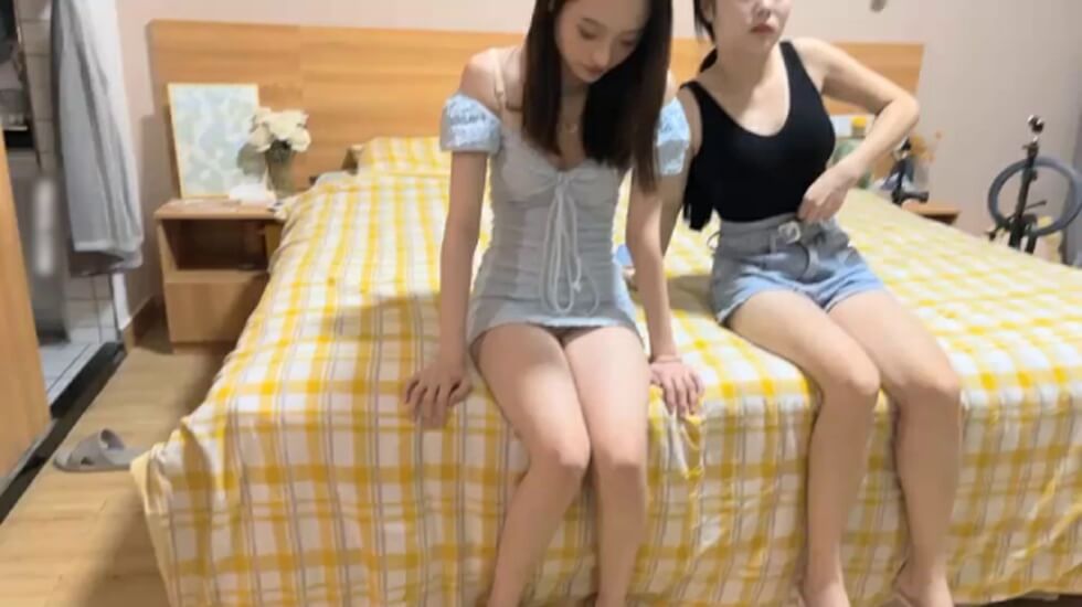 清纯校花被屈辱打开双腿 清纯校花被屈辱打开双腿